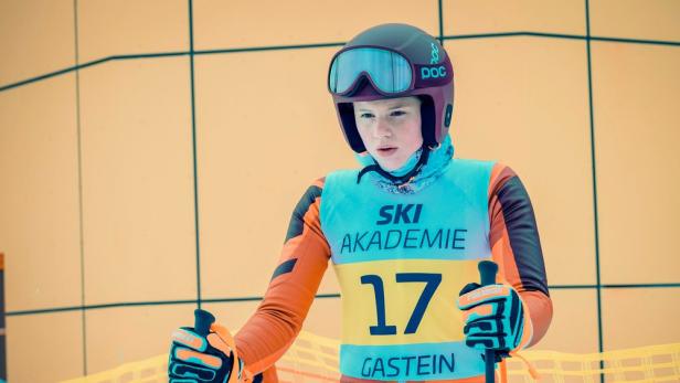 Ein junger Skifahrer der Ski Akademie Gastein mit Helm und Skibrille.