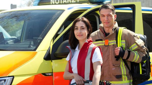 &quot;Die Notärztin&quot;: Zwischen Notärztin Dr. Nina Haddad (Sabrina Amali) und Feuerwehrmann Markus Probst (Max Hemmersdorfer) knistert es.