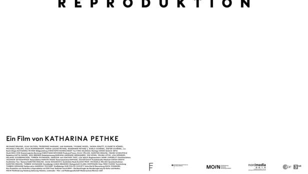 Das Filmplakat zu „Reproduktion“ zeigt eine Gruppe von Menschen, die in einem Raum nach oben schauen.