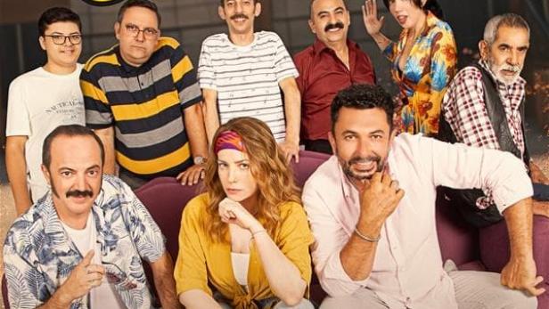 Das Filmplakat für „C Taksimi“ zeigt die Hauptdarsteller vor dem Filmtitel.