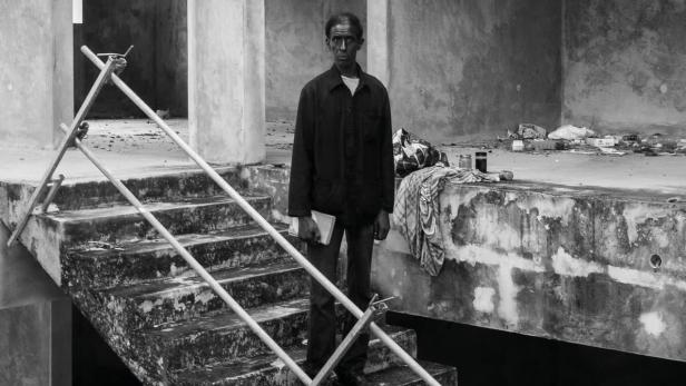 Ein Mann steht auf einer Treppe im Filmplakat für „L'Homme-Vertige: Tales of a City“.