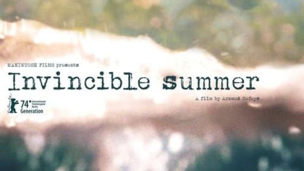Das Filmplakat für „Invincible Summer“ zeigt zwei verschwommene Gesichter vor hellem Hintergrund.