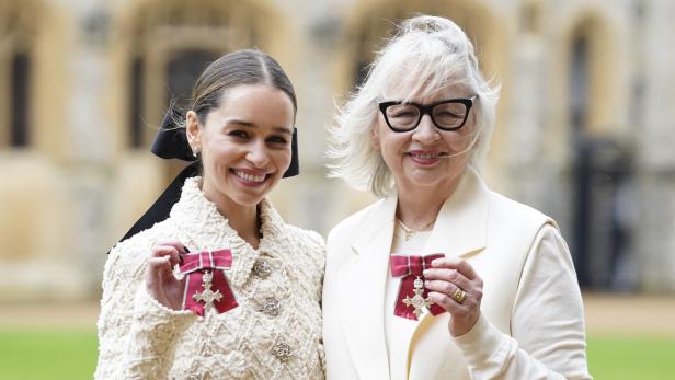 Emilia Clarke und ihre Mutter mit ihren Orden