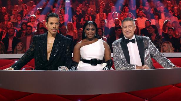 Die Jury von „Let's Dance“ sitzt vor einem Publikum.