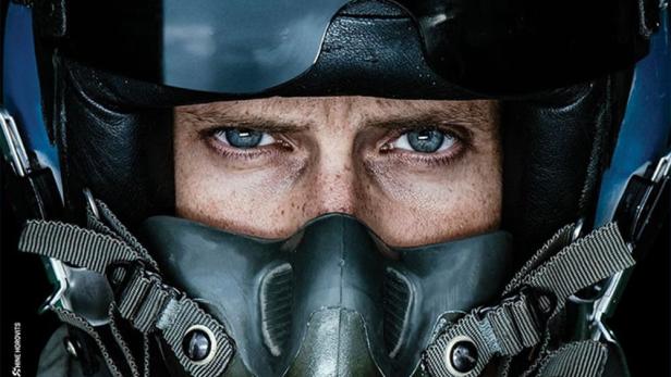 Ein Pilot mit Helm und Maske, möglicherweise eine Werbung für den Film „Top Gun: Maverick“.