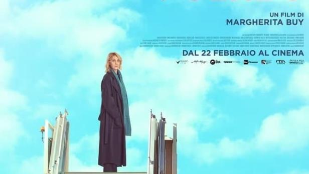 Das Filmplakat für „Volare“ zeigt Margherita Buy auf einer Flugzeugtreppe vor blauem Himmel.