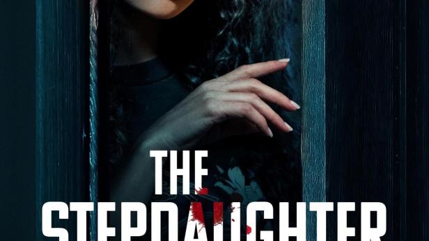 Das Filmplakat für „The Stepdaughter“ zeigt eine junge Frau, die durch eine Tür späht.