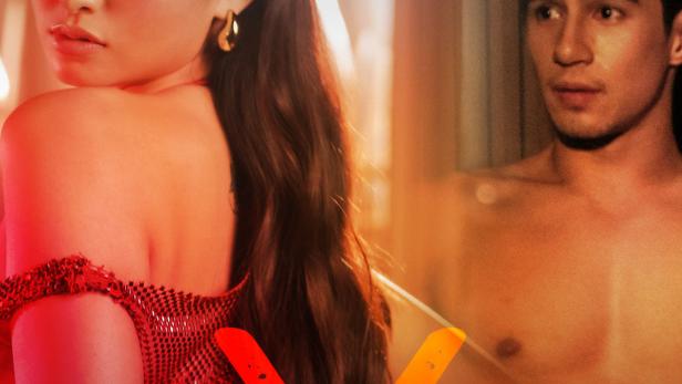 Eine Frau in einem roten Kleid und ein Mann ohne Hemd sind auf dem Filmplakat „EKS“ zu sehen.