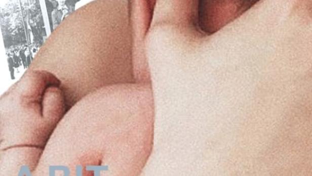 Ein Baby wird von einer Hand gehalten, im Hintergrund sind Fotos aus der Sowjetunion zu sehen.