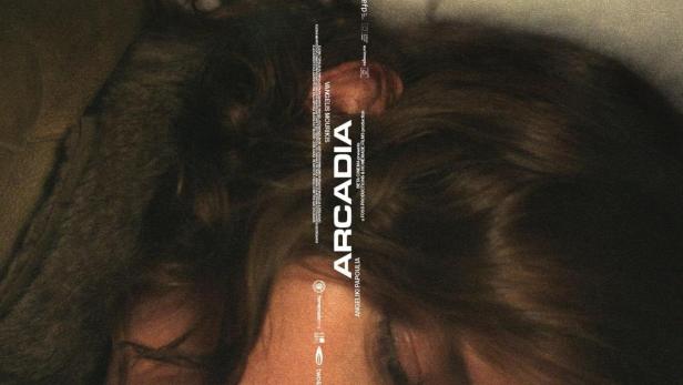 Das Filmplakat für „Arcadia“ zeigt zwei schlafende Personen, eine Frau und ein Mann.