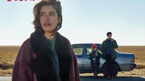 Das Filmplakat für „Manchmal denke ich plötzlich an dich“ zeigt Marie Nasemann vor einer isländischen Landschaft.