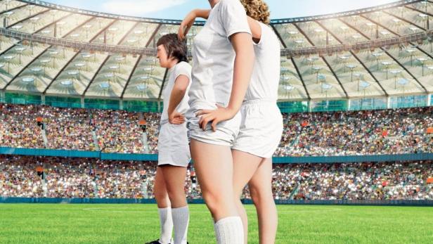 Das Filmplakat zu „Copa 71“ zeigt drei Fußballspielerinnen vor einem Stadion.