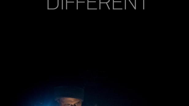 Ein Mann leuchtet mit einer Taschenlampe, während eine Frau daneben steht; darüber der Titel „Things Will Be Different“.