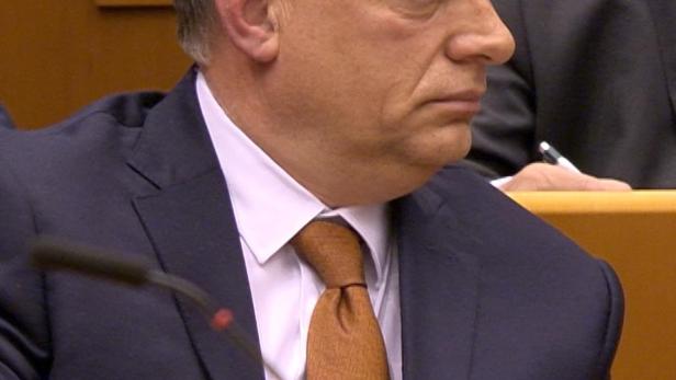 Viktor Orbán bei einer Sitzung, im Anzug und mit Krawatte.