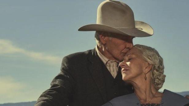 Ein Cowboy küsst seine Frau auf die Stirn