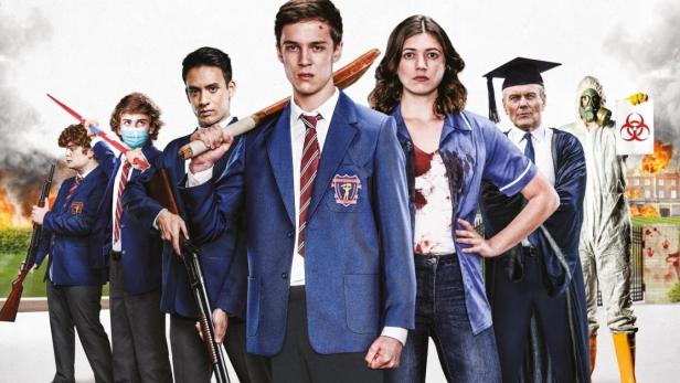 Das Filmplakat für „School's Out Forever“ zeigt eine Gruppe bewaffneter Schüler und Lehrer vor einer brennenden Schule.