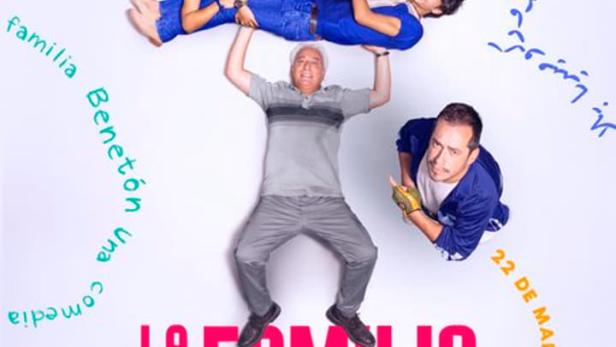 Das Filmplakat für „La Familia Benetón“ zeigt eine Gruppe von Menschen, die übereinanderliegen und von zwei Männern gehalten werden.