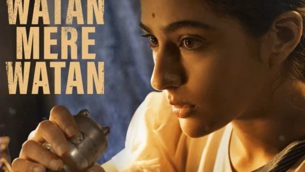 Eine Frau bedient ein Funkgerät vor dem Hintergrund des Filmtitels „Ae Watan Mere Watan“.