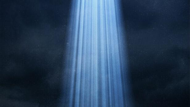 Ein blauer Lichtstrahl scheint vom Himmel auf einen dunklen Wald, darüber der Name „Jonah“.