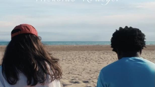 Filmplakat für „Surrender“ mit zwei Personen am Strand.