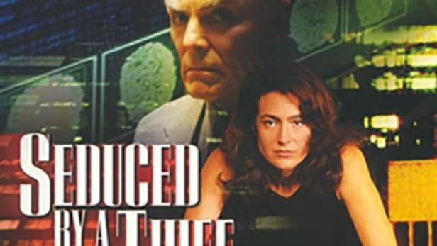 Das Filmplakat für „Seduced by a Thief“ zeigt eine Frau und zwei Männer vor einem digitalen Hintergrund.