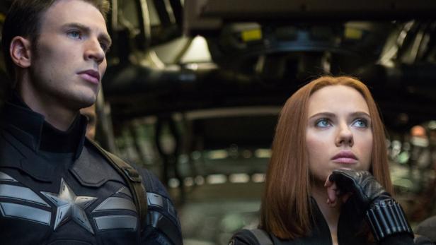 Superhelden für Millionen: In &quot;Return of the First Avenger&quot; sorgen Captain America (Chris Evans, li.) und Black Widow (Scarlett Johanssom) dafür, dass das Böse nicht siegt. 2015 folgt dann &quot;Avengers 2&quot;
