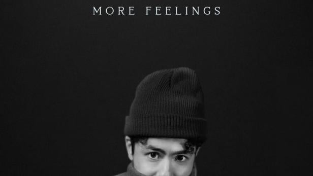 Ein Porträt von Ramy Youssef vor dem Cover von „More Feelings“.