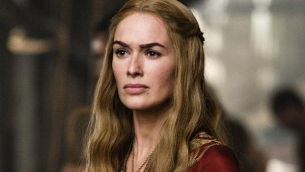 Cersei Lannister aus "Game of Thrones" mit langen, hellbraunen Haaren und einem roten Kleid