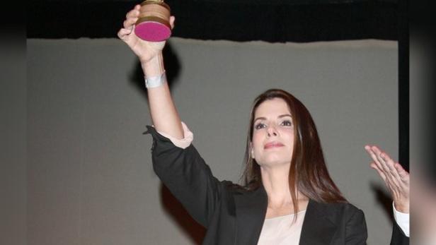 Sandra Bullock akzeptierte im Jahr 2010 persönlich ihren Razzie für "Verrückt nach Steve". Sandra Bullock akzeptierte im Jahr 2010 persönlich ihren Razzie für "Verrückt nach Steve".