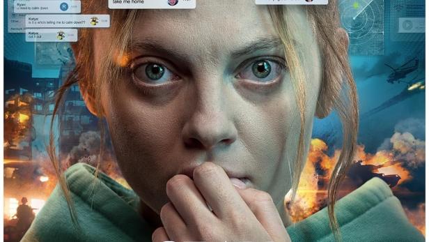 Das Filmplakat zu „Stay Online“ zeigt eine junge Frau, deren Gesicht von Smartphone-Benachrichtigungen überlagert ist.