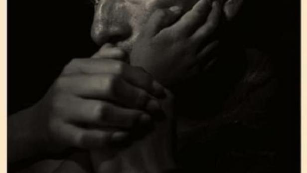 Das Filmplakat für „Diogenes“ zeigt einen Mann, der seine Hand vor den Mund hält.