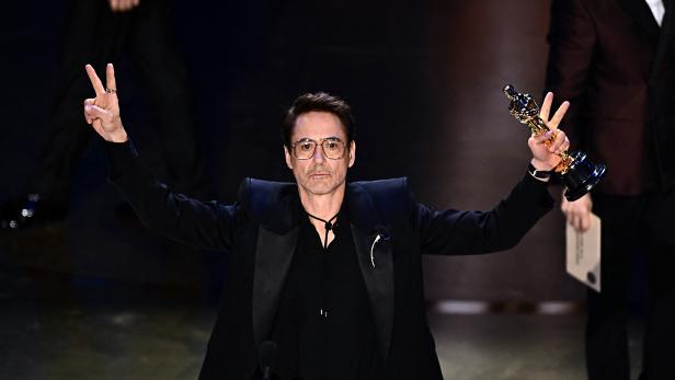 Robert Downey Jr. freut sich über seinen ersten Oscar