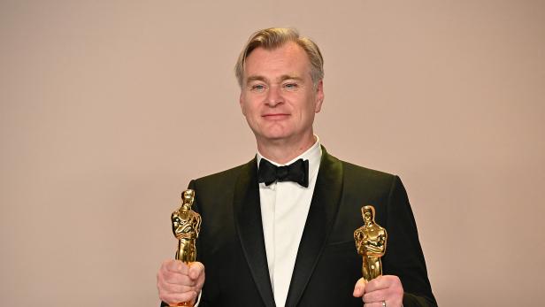 Christopher Nolan mit einem Teil der "Oppenheimer"-Oscars
