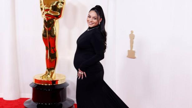 Vanessa Hudgens erwartet ihr erstes Kind mit Ehemann Cole Tucker. Sie strahlte bei den Oscars mit ihrem Babybauch.