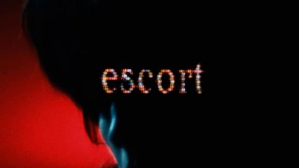 Das Filmplakat für „Escort“ zeigt eine dunkle Silhouette vor einem roten Hintergrund.