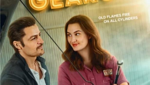 Das Filmplakat für „Shifting Gears“ zeigt eine Frau und einen Mann vor einem geöffneten Motorraum.