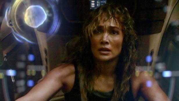 Jennifer Lopez sitzt mit einem schwarzen Tanktop in einem Raumschiff und sieht verzweifelt aus.