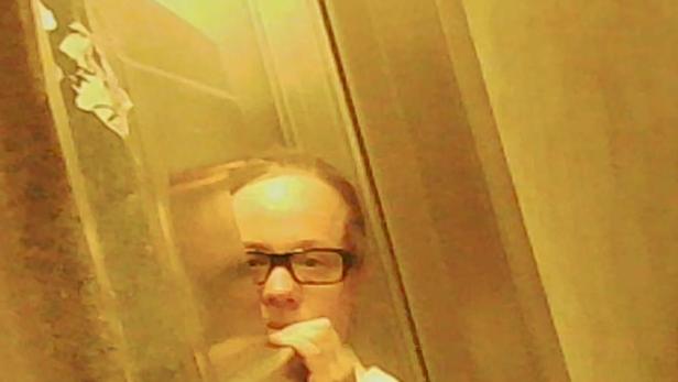 Das Filmplakat für „Limits of Europe“ zeigt einen Mann mit Brille vor gelbem Hintergrund.