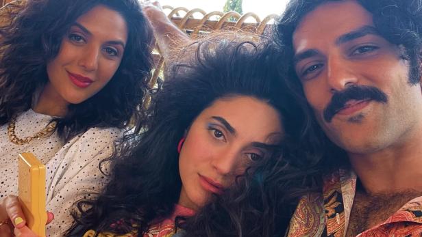 Samuel Tehrani auf dem Set von „The Persian Version“ mit Layla Mohammadi (Mitte) als seine Schwester und Niousha Noor als seine Mutter