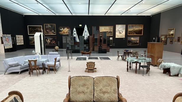 Henrike Naumann imaginiert den Salon in Hitlers Berghof: Das Panorama ist bizarr, die Wiege „Für Volk und Vaterland“ stammt aus 1941, dahinter die Großformate