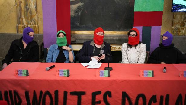 Milo Rau (Zentrum) bei der Pressekonferenz der Wiener Festwochen