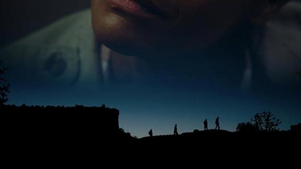 Das Filmplakat für „The Absence of Eden“ zeigt Zoe Saldana und eine Gruppe von Wanderern in der Ferne.