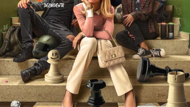 Das Filmplakat zu „Menudas Piezas“ zeigt eine Lehrerin mit Schülern auf einer Treppe, umgeben von Schachfiguren.