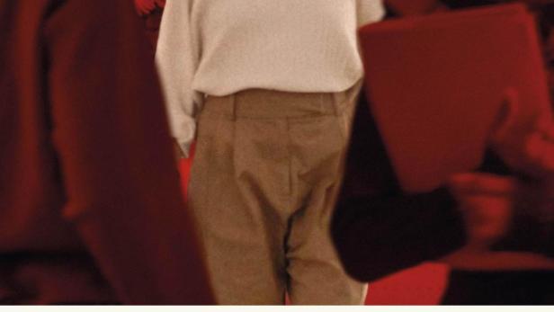 Das Filmplakat für „Amal, un esprit libre“ zeigt eine Frau in einem roten Flur.