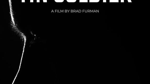 Das Filmplakat für „Tin Soldier“ zeigt das Profil eines Mannes im Schatten.