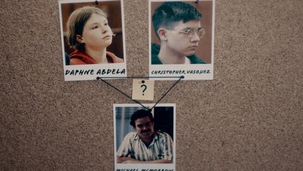 Eine Pinnwand mit drei Verdächtigen auf jeweils einem Polaroid, worunter ihr Name steht. Die Polaroids sind mit einem schwarzen Faden verbunden.