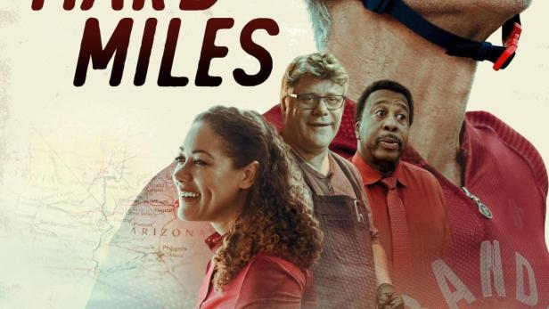 Das Filmplakat für „Hard Miles“ zeigt Matthew Modine als Radfahrer und weitere Schauspieler vor einer Arizona-Karte.