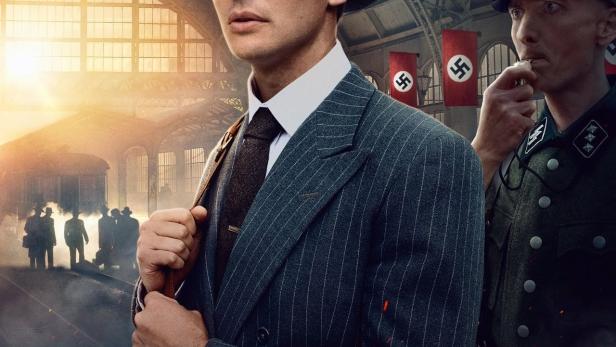 Das Filmplakat für „Escape from Germany“ zeigt einen Mann im Anzug und einen Nazi-Offizier vor Hakenkreuzfahnen.