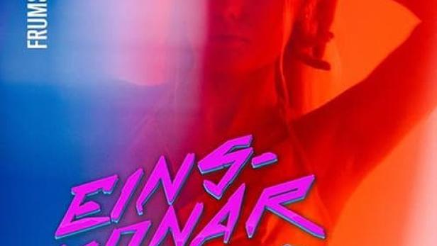 Das Filmplakat für „Einskonaást“ zeigt Kristrún als Emily in einer modernen Liebesgeschichte.