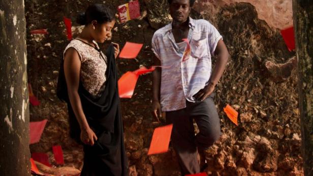 Das Filmplakat für „Tug of War“ zeigt eine Frau und einen Mann vor einer Felswand mit roten Zetteln.